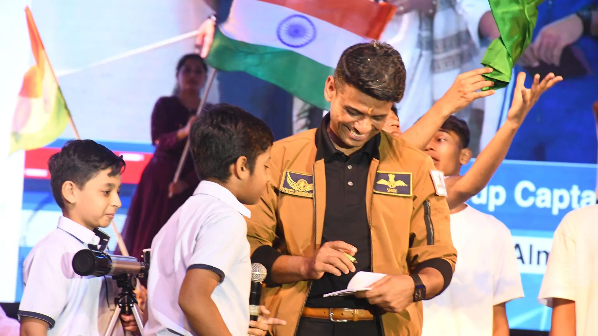 'बड़े सपने देखें और जिज्ञासु बनें', अपने स्कूल CMS अलीगंज पहुंच कर बोले शुभांशु, पत्नी कामना मिश्रा भी रही मौजूद 