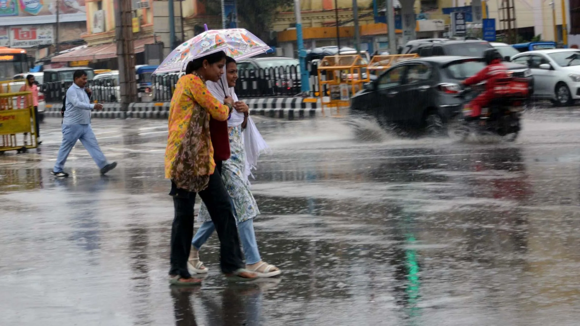 आशियाना में नाला हुआ ओवरफ्लो, खुली अव्यस्था की पोल, सड़क पर भरा पानी