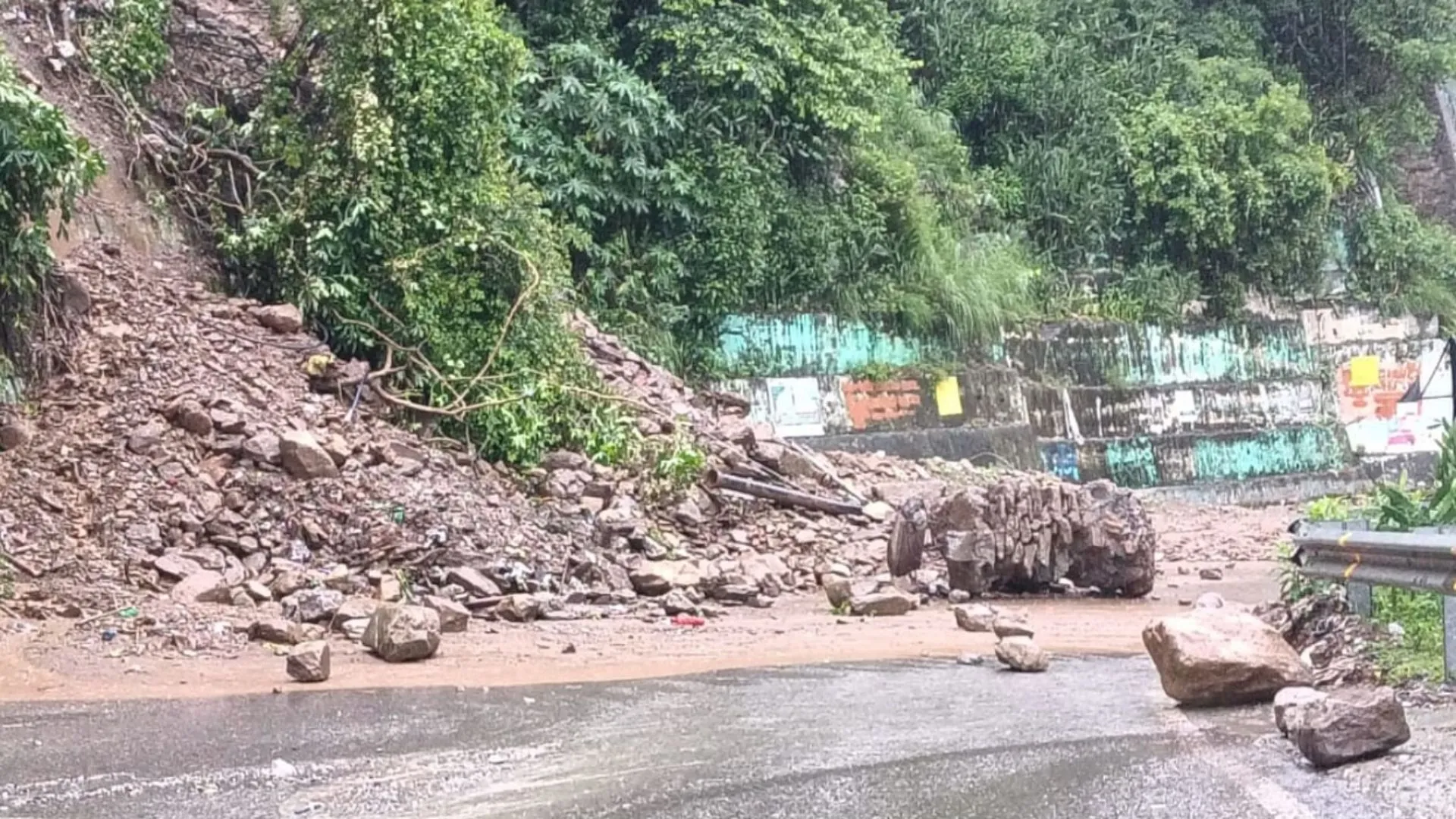 उत्तराखंड में अगले सात दिन तक येलो अलर्ट जारी, लगातार बारिश, पहाड़ों से गिर रहे बोल्डरों से जनजीवन प्रभावित 