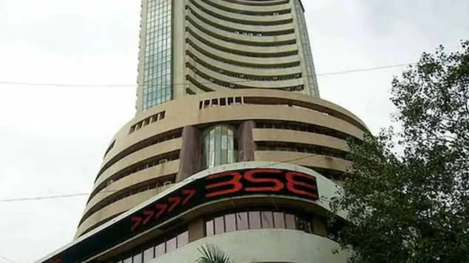 लगातार चौथे दिन शेयर बाजार में तेजी; Reliance और Tata Motors में बढ़त के साथ सेंसेक्स 371 अंक चढ़ा,  25,000 अंक के करीब निफ्टी