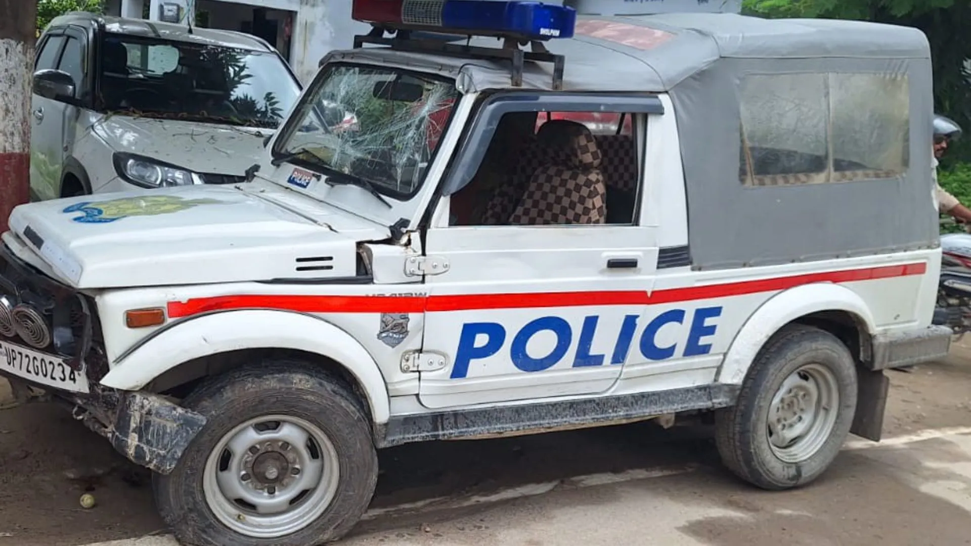 डिवाइडर से टकराई अनियंत्रित पुलिस वैन: हादसे में 6 पुलिसकर्मी घायल, मुठभेड़ की सूचना पर घटनास्थल जा रही थी एस्कॉर्ट कार