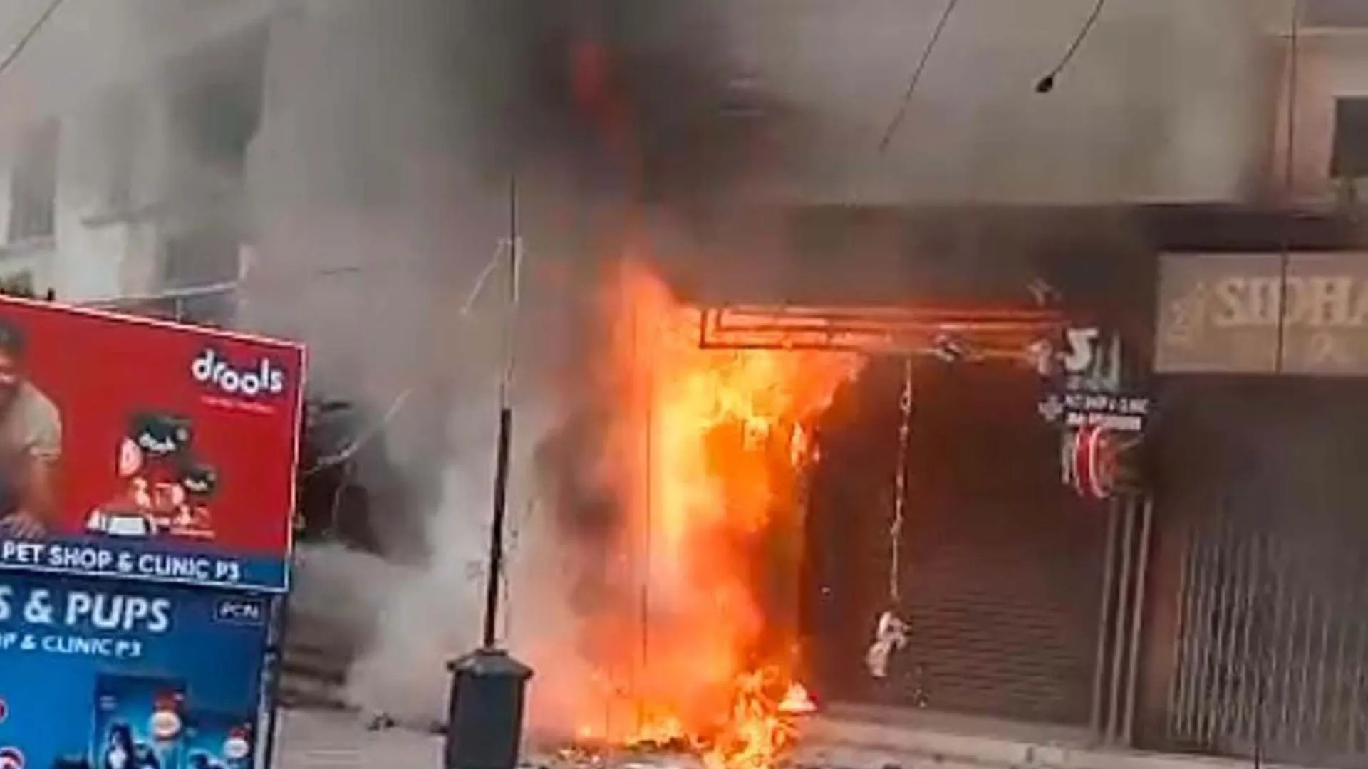 लखनऊ के इलेक्ट्रॉनिक शोरूम के बाहर बिजली मीटर में आग: मौके पर दमकल गाड़ियों की मौजूद, मशक्कत कर पाया काबू