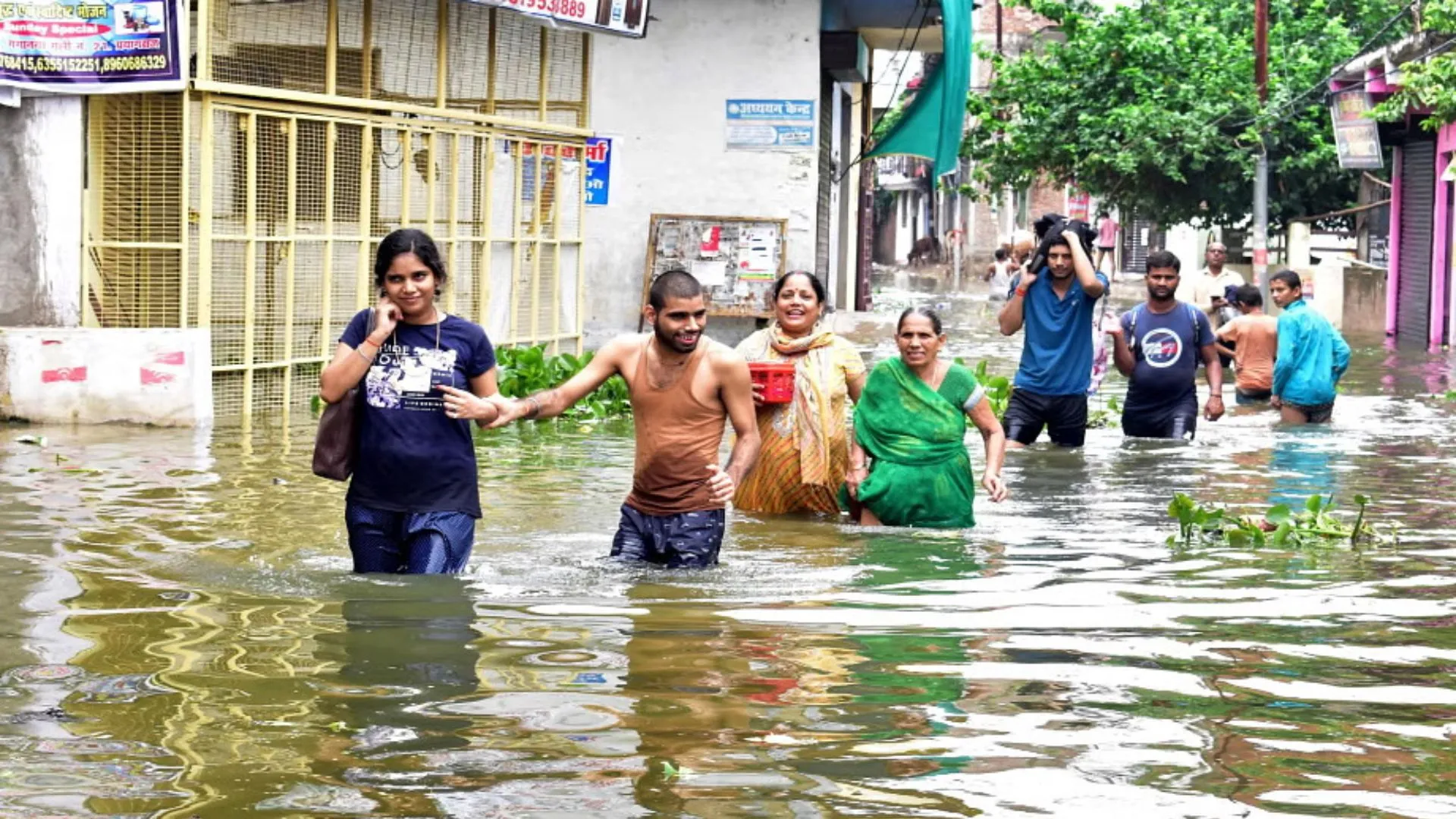 खतरे के निशान से डेढ़ मीटर ऊपर बह रही गंगा-यमुना: मोहल्ले में नावें, 5 लाख शहरी-ग्रामीण प्रभावित 