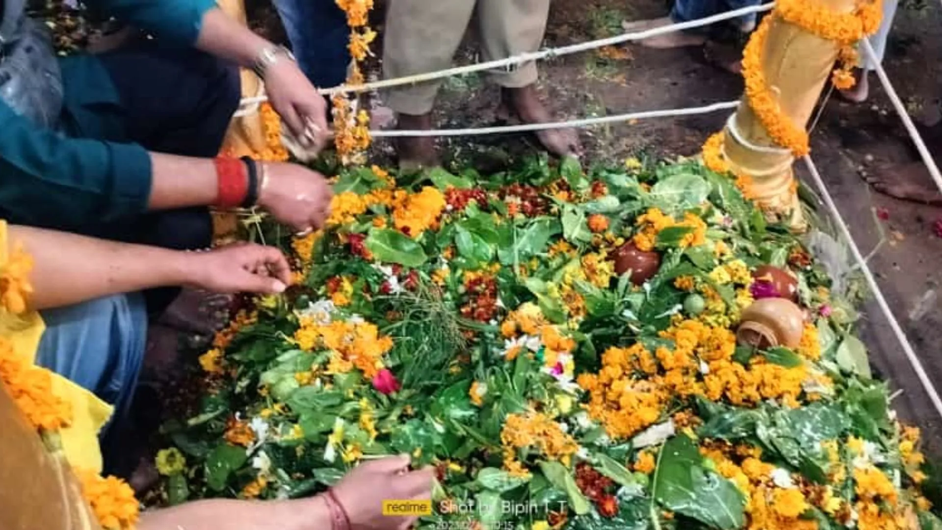 सावन के अंतिम सोमवार पर जौनपुर के शिव मंदिरों पर हुआ जलाभिषेक: जयकारों से मंदिर परिसर गुंजायमान, भारी पुलिस फोर्स की तैनाती