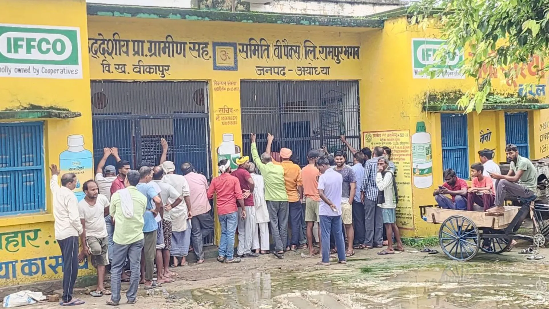 उर्वरक की किल्लत से अयोध्या के किसान परेशान: लंबी लाइनों में लगकर भी नहीं मिल रही खाद, विरोध पर मिली लाठी  