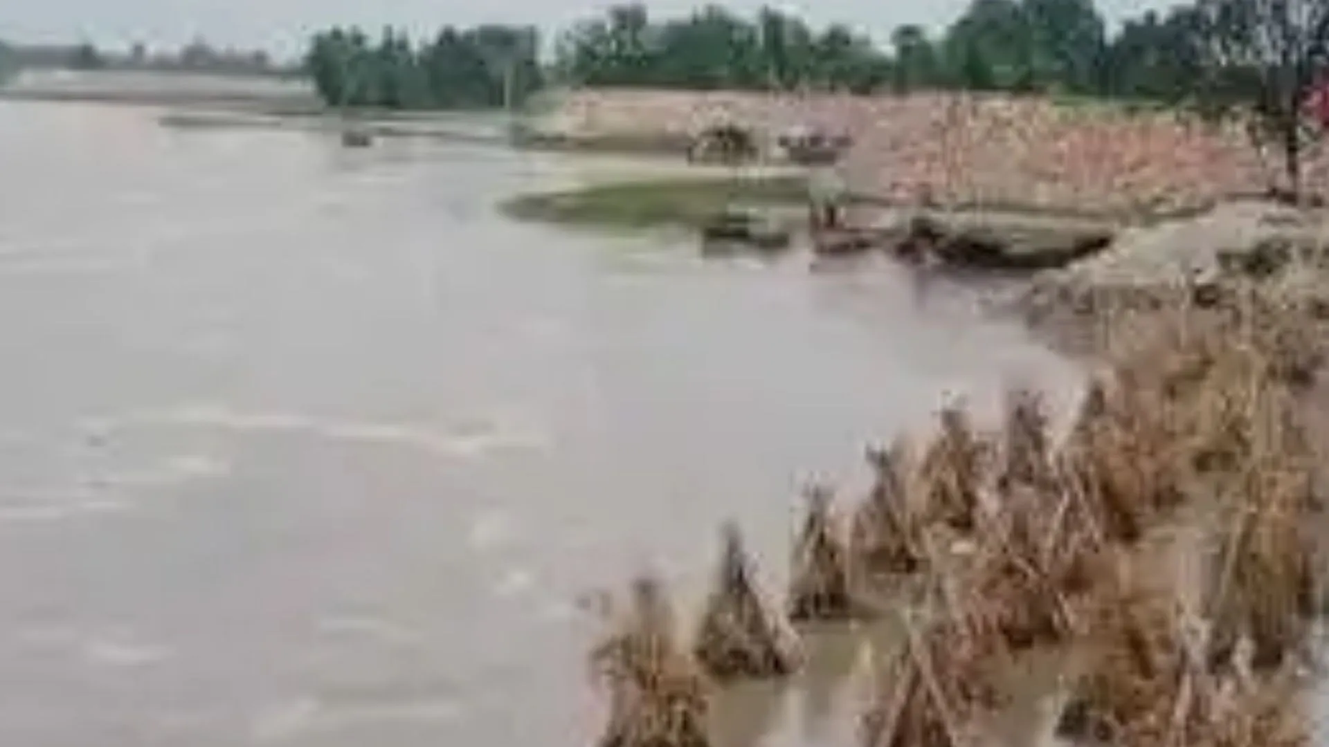 यूपी में बाढ़ से हाहाकार; घाघरा नदी के पानी में डूबा सरकारी स्कूल, बैराजों से छोड़ा जा रहा पानी बना मुसीबत 