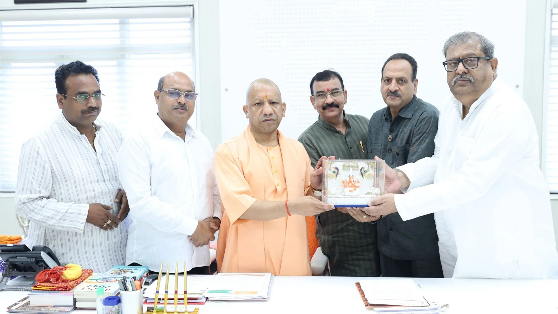  लखनऊ के गणेश उत्सव में शामिल होंगे सीएम योगी, झूलेलाल वाटिका कमेटी की ओर से मिला निमंत्रण पत्र  