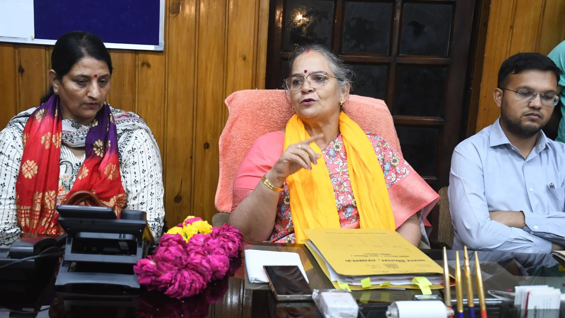 महापौर ने दी बारिश में जर्जर सड़कें और नालियां दुरुस्त करने की डेडलाइन, बैठक में 10 करोड़ बजट निर्धारित