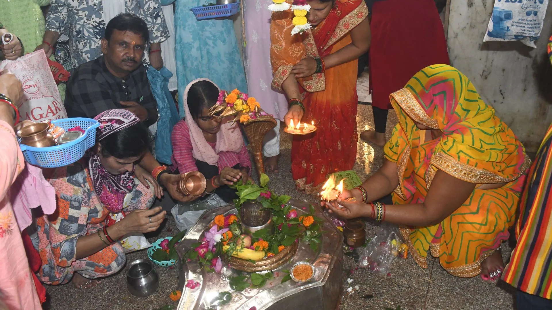 सावन के अंतिम सोमवार को देर रात तक खुले रहे शिव मंदिर के कपाट, बारिश के बाद भी कम नहीं हुआ शिवभक्तों का उत्साह 