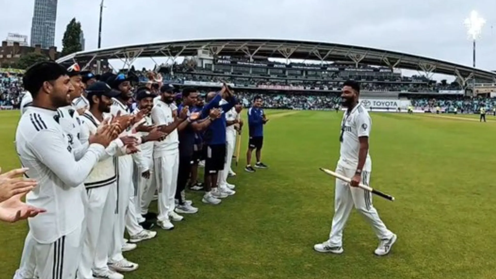 Mohammed Siraj: ओवल टेस्ट का हीरो लौटा मुंबई, एयरपोर्ट पर हुआ शानदार स्वागत, सेल्फी- ऑटोग्राफ की लगी होड़  