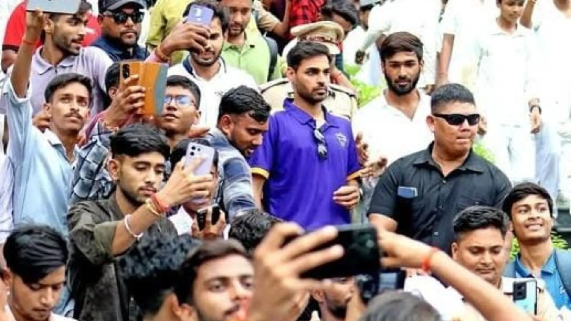 UP T20 League : लखनऊ फॉल्कंस ने लॉन्च किया अपना ऑफिशियल एंथम, टीम कप्तान भुवनेश्वर कुमार से सेल्फी, ऑटोग्राफ की लगी होड़