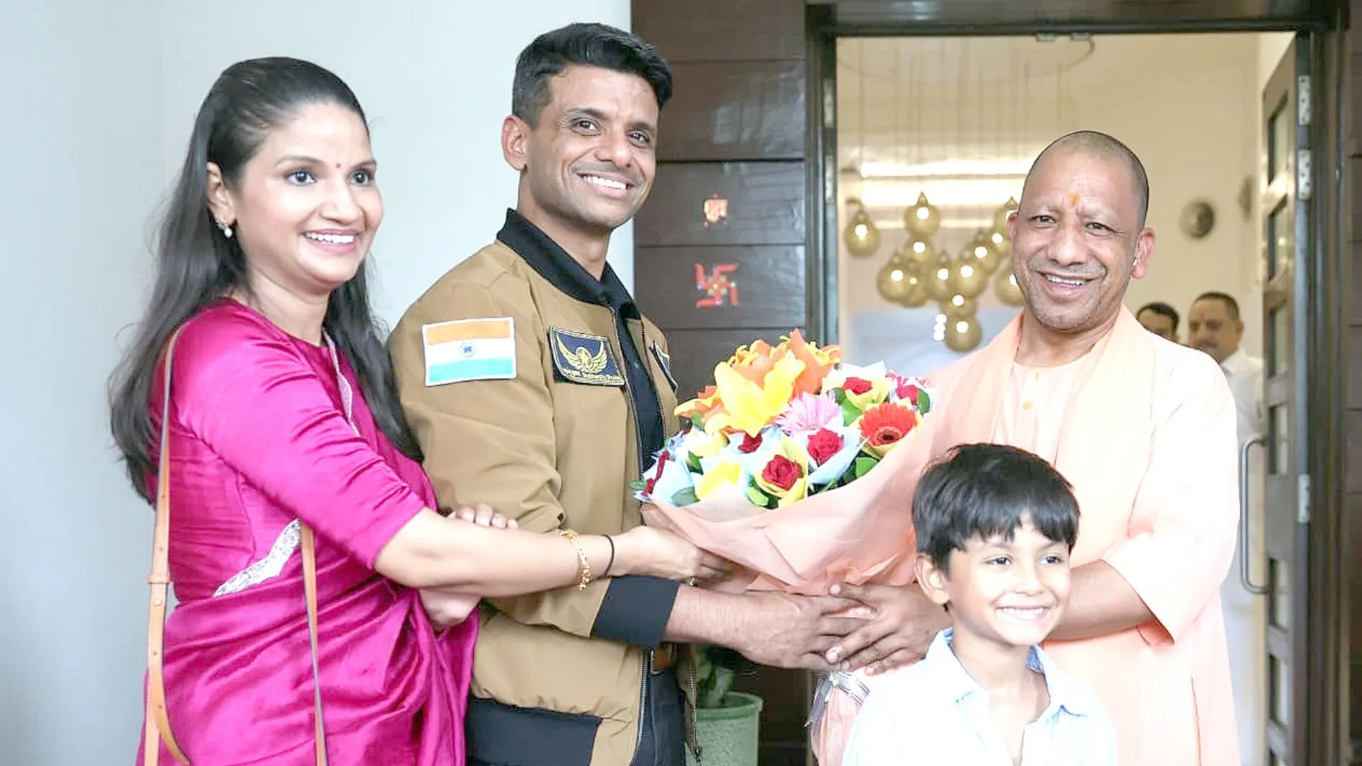 अपने परिवार संग मुख्यमंत्री योगी से मिले अंतरिक्ष यात्री शुभांशु शुक्ला, सीएम ने दी बधाई 