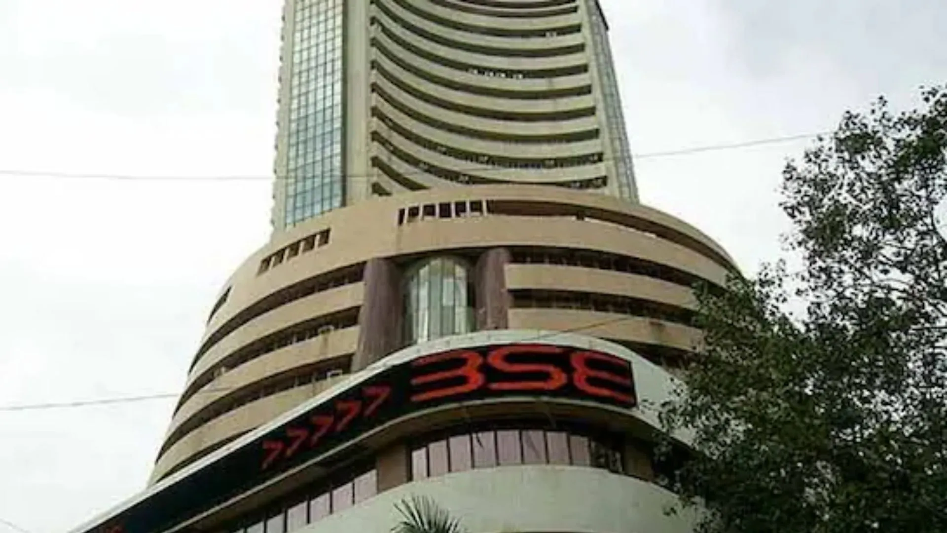 भारी बिकवाली के बीच शेयर लाल निशान पर बंद, अमेरिकी टेरिफ के चलते बाजार में निवेश धारणा कमजोर