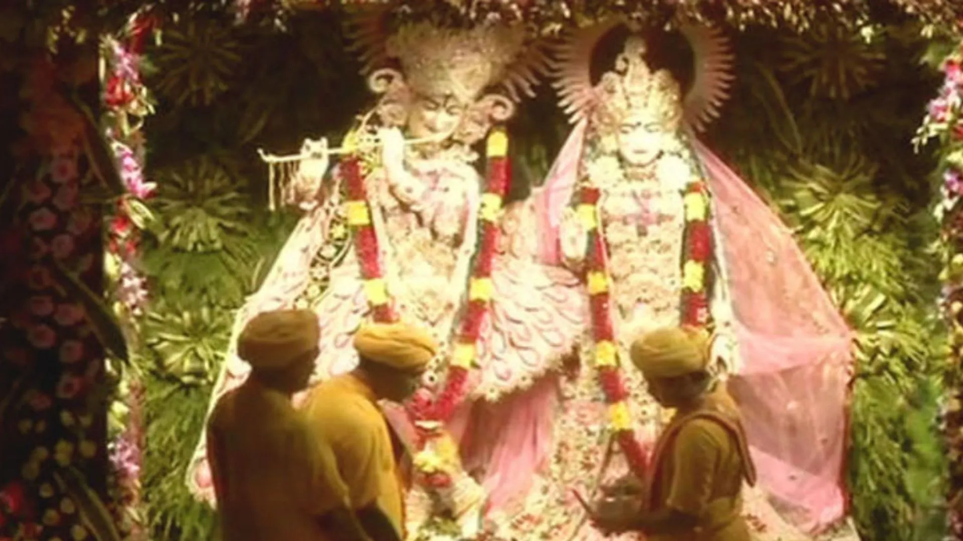 ‘ऑपरेशन सिंदूर’ से प्रेरित मदिरों की सज़ावट: मथुरा में जन्माष्टमी उत्सव की भव्य तैयारियां, ट्रैफिक, रूट डायवर्जन और पूजा का समय