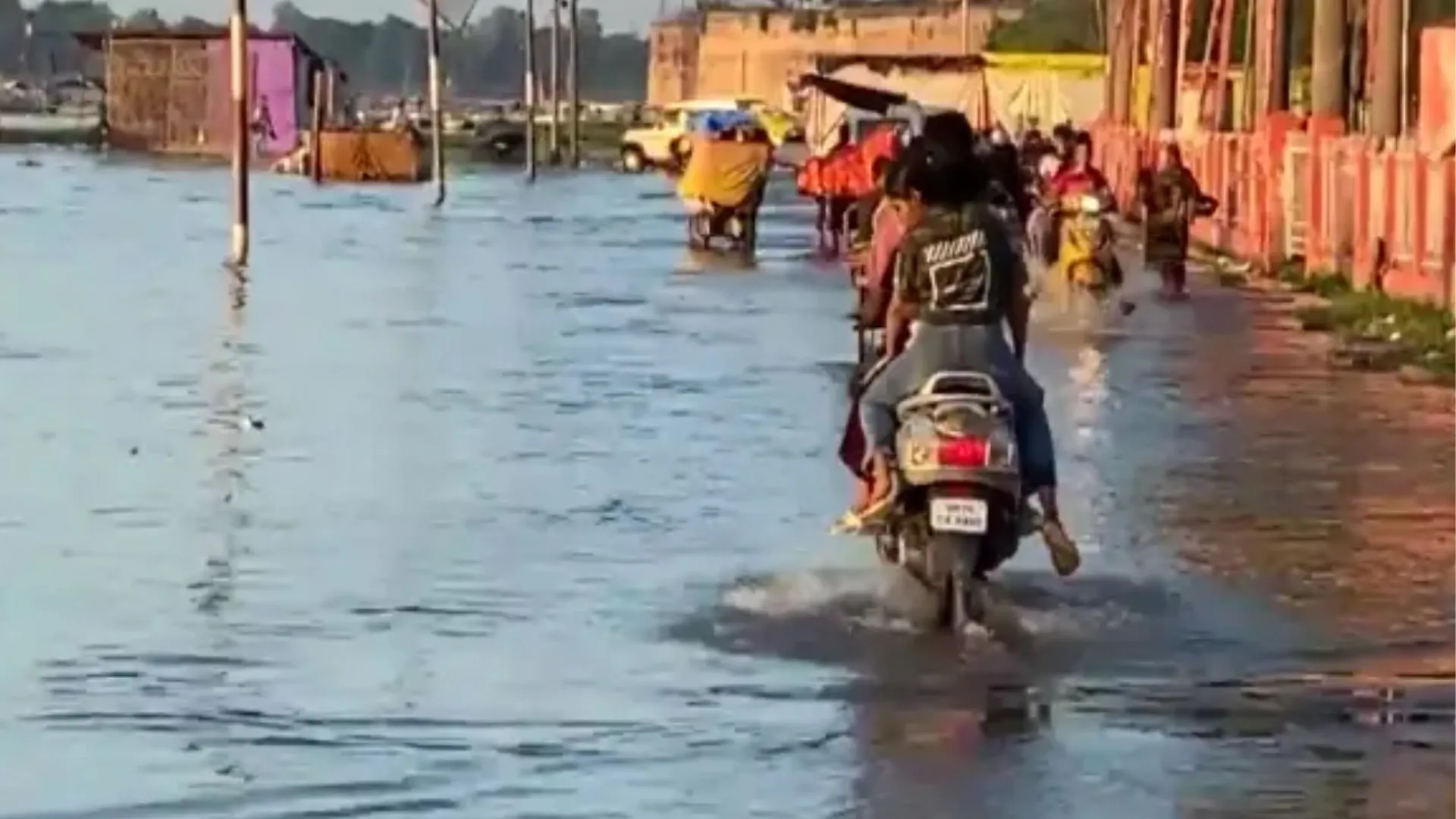 प्रयागराज में बाढ़ के बाद अब बढ़ा संक्रामक बीमारियों का खतरा, जिला अस्पतालों में आ रहे डेंगू-मलेरिया के मरीज