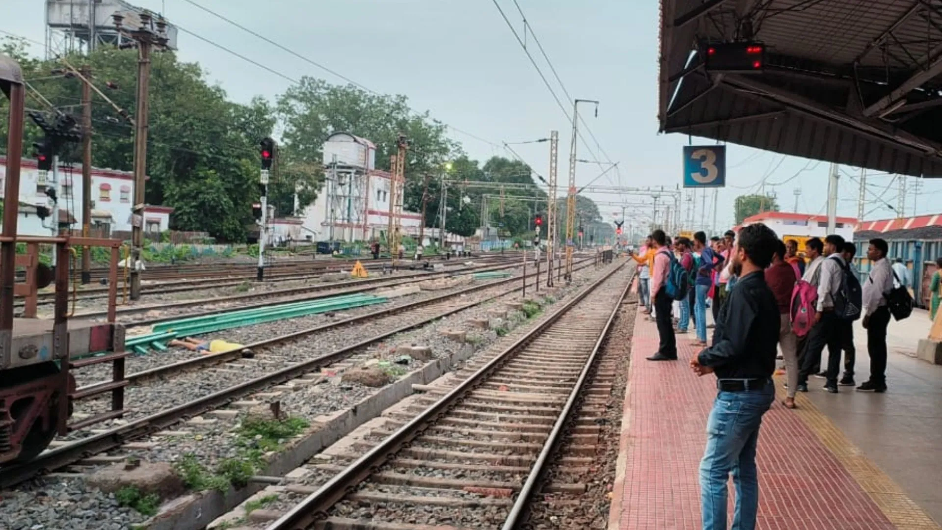 देवरिया: दूसरे प्लेटफॉर्म पर जाने की कोशिश में ट्रेन की चपेट में आया दुकानदार, मौके पर ही मौत