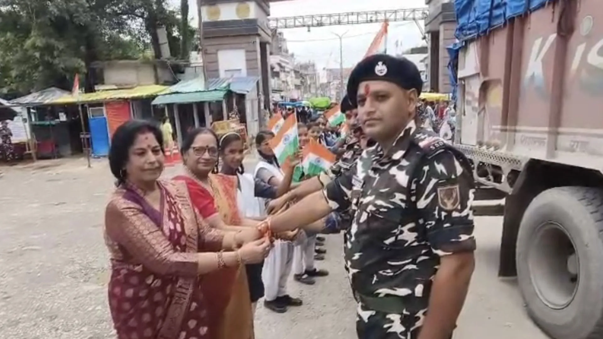 Raksha Bandhan: देश के रक्षकों संग चीन सीमा पर दिखी अद्भुत मिसाल, सेना के जवानों को लगाया तिलक और बांधी राखी 
