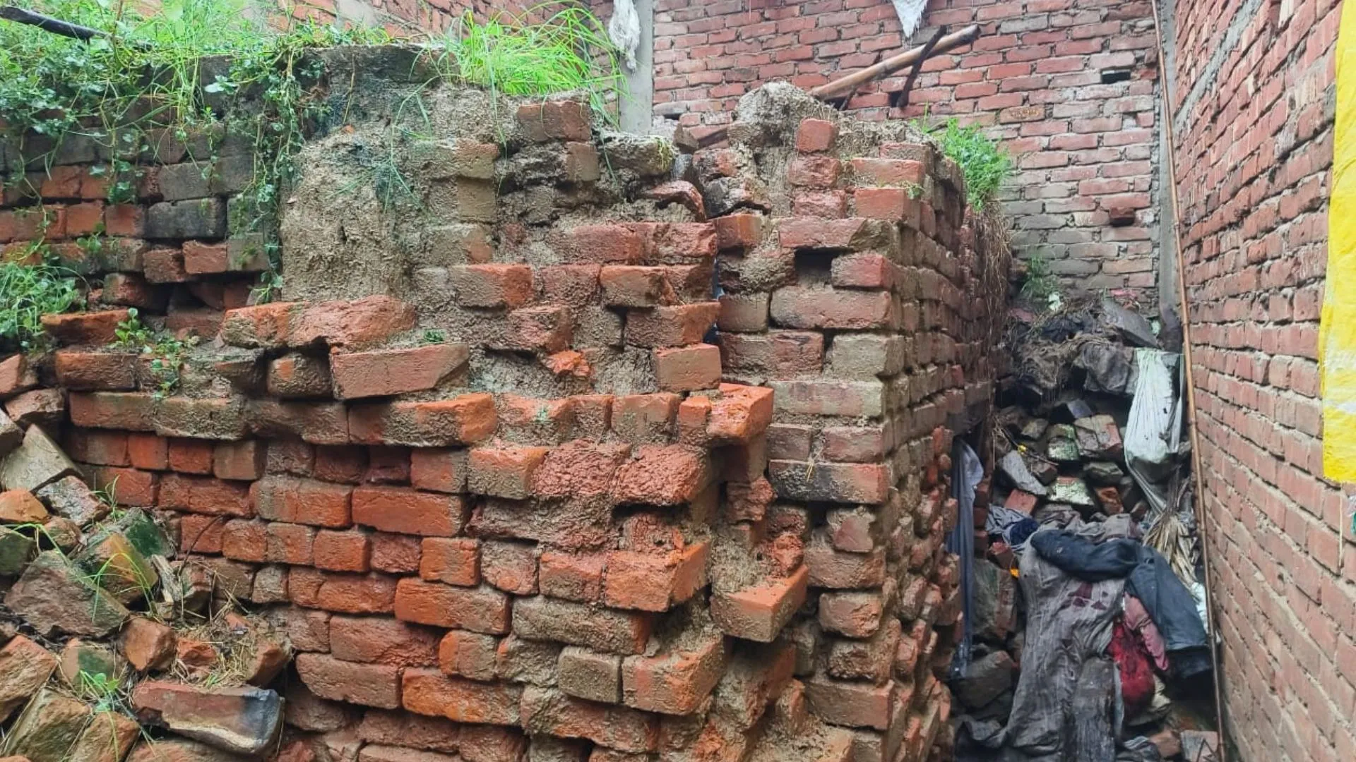 बाराबंकी में बारिश से जर्जर मकान का छज्जा गिरा, मलबे में कबाड़ी की दबकर मौत 