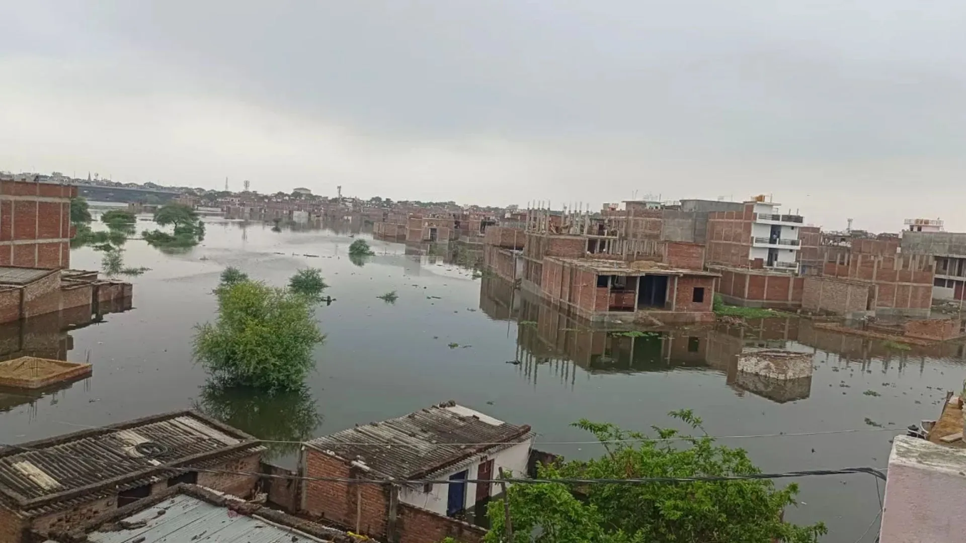 Prayagraj Flood Update : घटने लगा गंगा-यमुना का जलस्तर, मगर बाढ़ से राहत नहीं, तटवर्ती इलाकों में आमजन ले रहे नावों का सहारा 