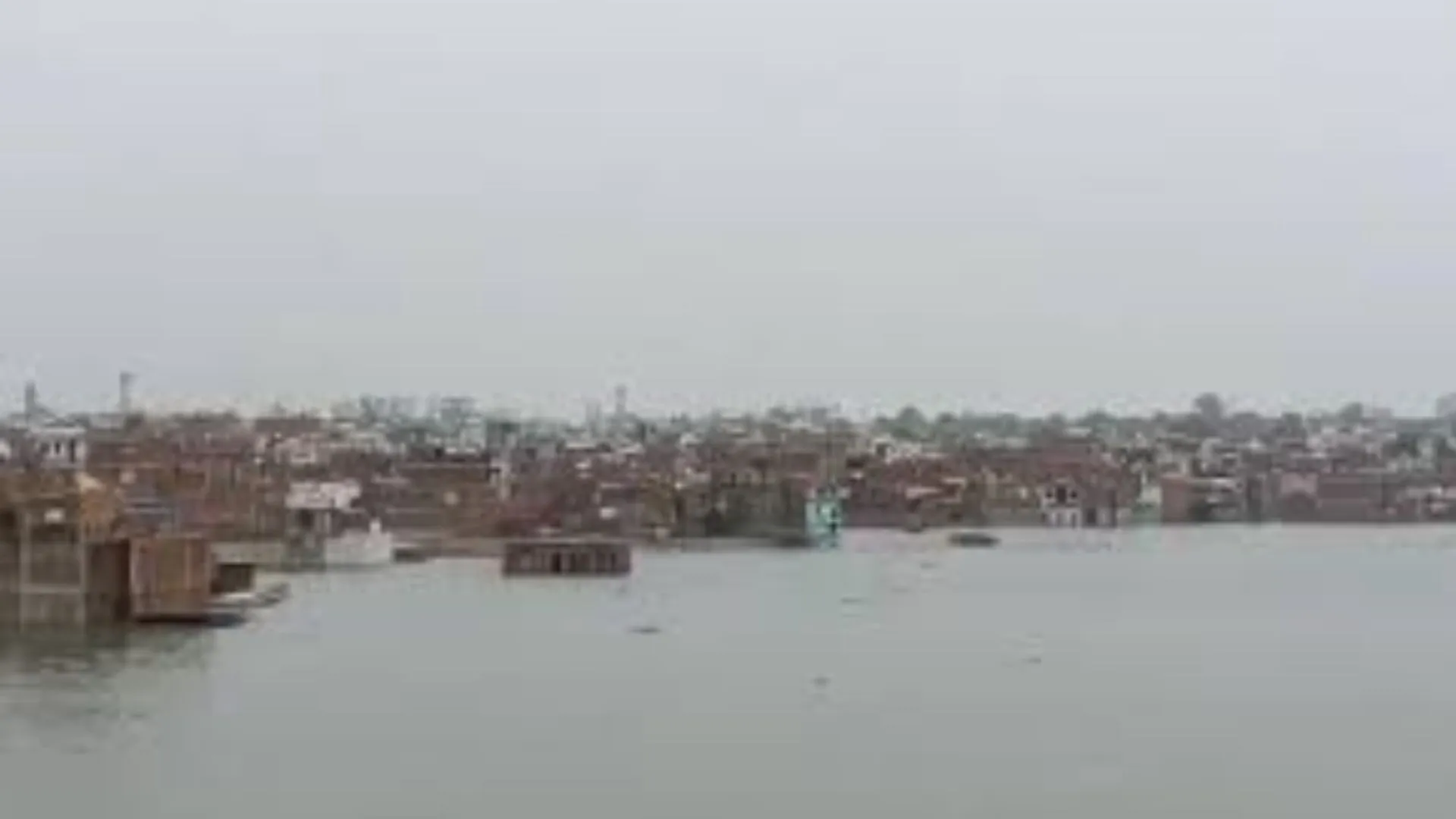 पानी मे सेल्फी या बनाई रील तो.. प्रयागराज में पुलिस प्रशासन ने जारी की गाइडलाइन, उफ़नाती गंगा मे न जाने की चेतावनी 