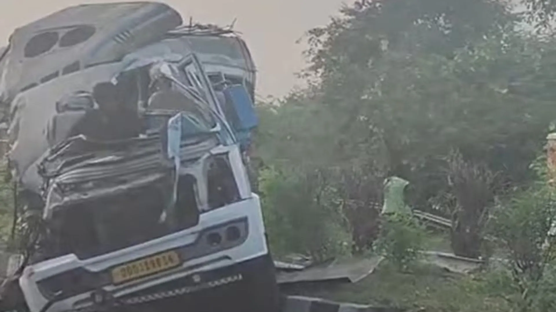 मध्यप्रदेश के शिवपुरी में भीषण सड़क हादसा: वाराणसी से लौट रही मिनी बस ट्रक से भिड़ी, 4 की मौत, 11 अन्य घायल 