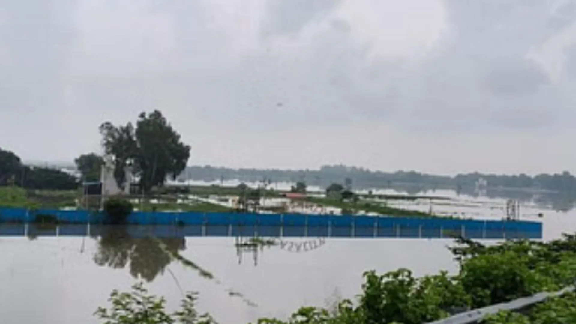 गोमती नदी की बाढ़ में घिरे छह गांव, जिलाधिकारी ने गांव पहुंचकर लिया स्थिति का जायजा