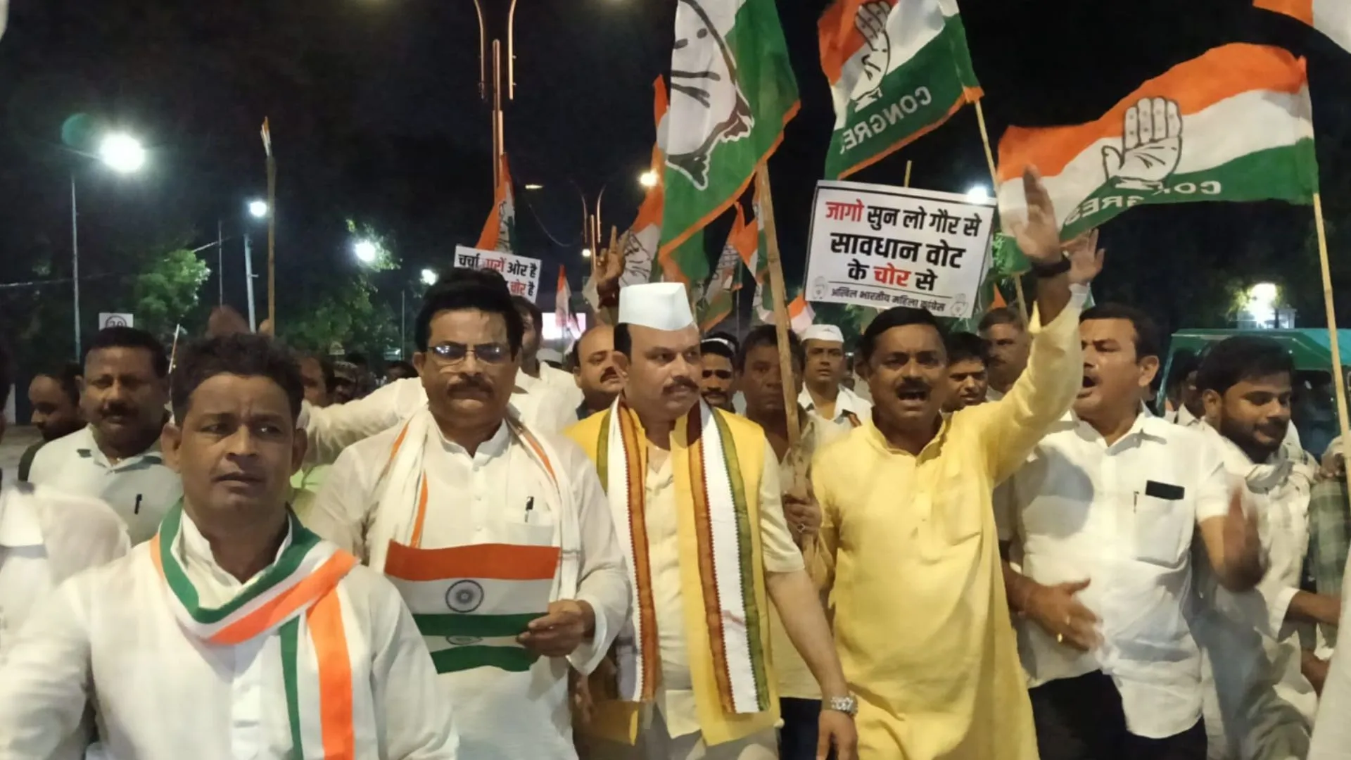 वोट चोरी और SIR के खिलाफ कांग्रेसियों ने निकाला कैंडल मार्च, चुनाव प्रक्रिया में धांधली को लेकर किया विरोध प्रदर्शन 