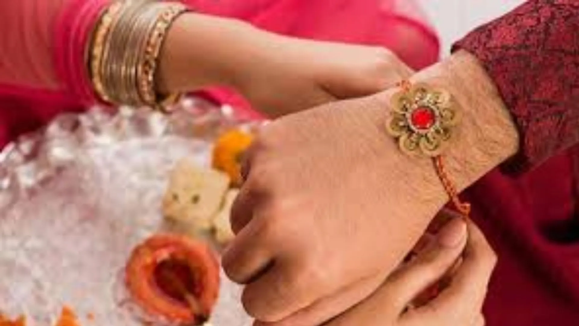 Raksha Bandhan 2025 : बहनों ने राखी बांधकर पुलिस से सुरक्षा का लिया वचन