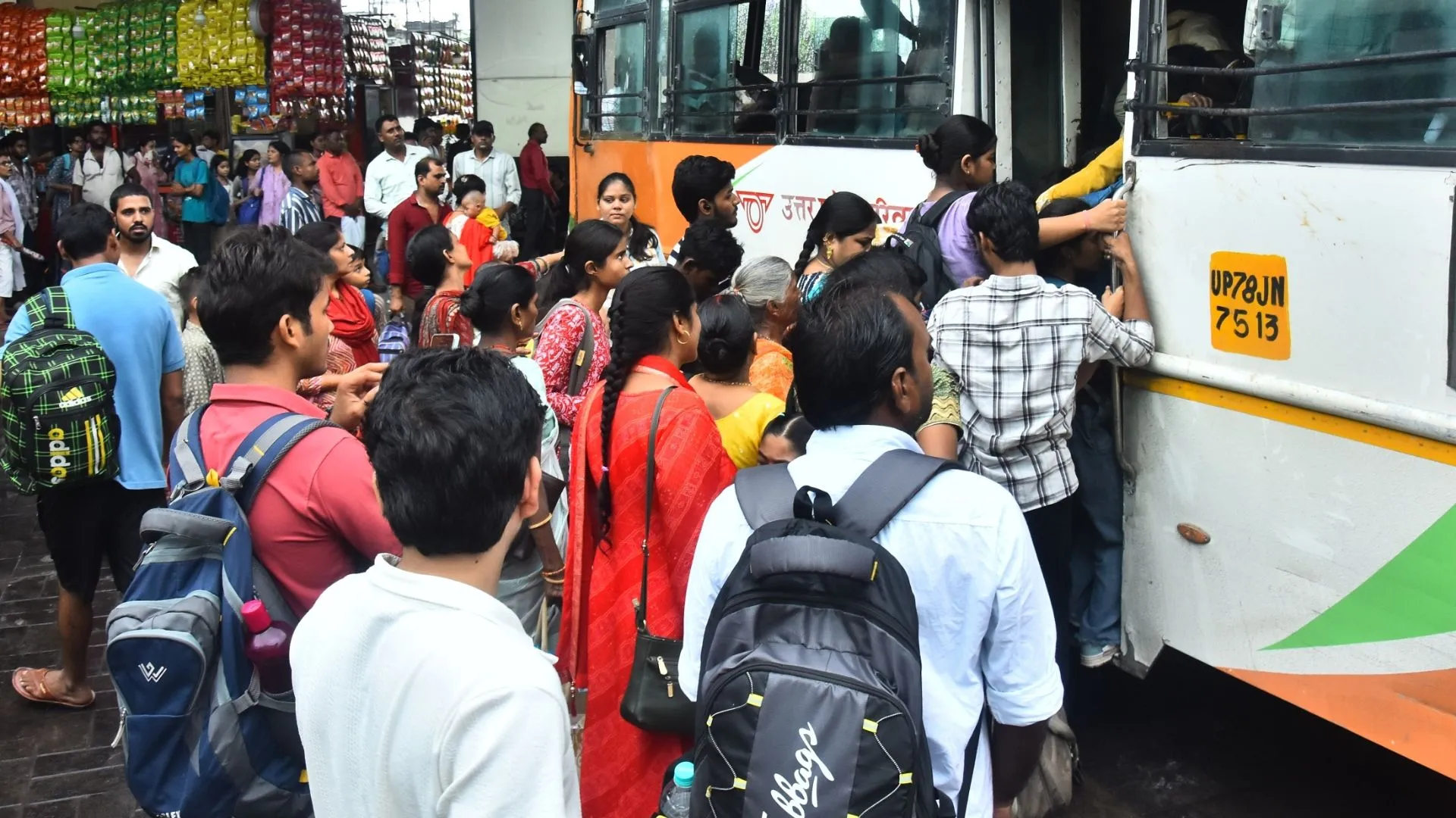 रक्षाबंधन 2025 : मुफ्त सेवा का लाभ लेने के लिए धक्का-मुक्की, आलमबाग बस अड्डे पर मची अफरा-तफरी