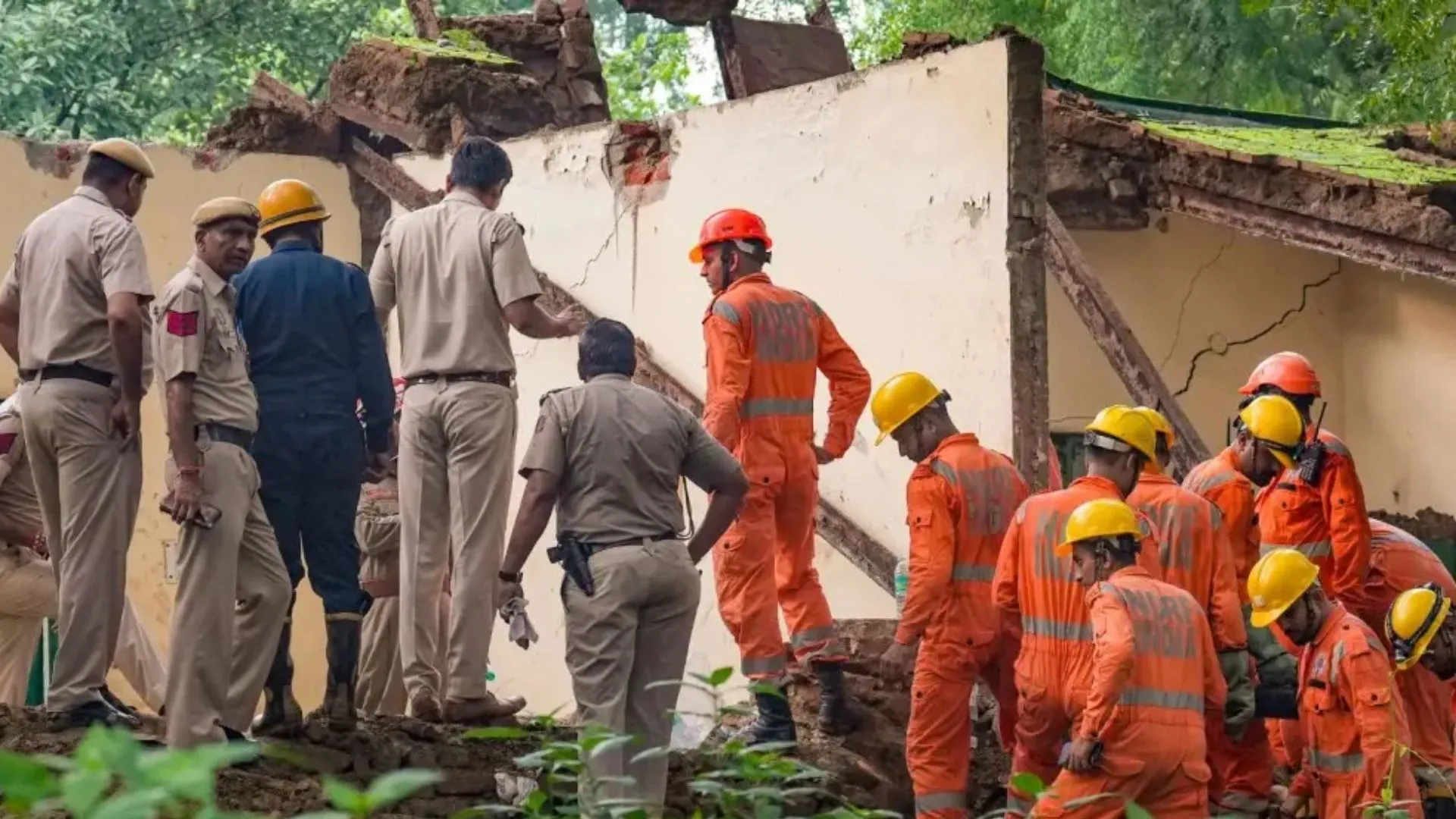 दरगाह में दीवार ढहने से 6 लोगों की मौत, दिल्ली पुलिस ने मामला दर्ज कर शुरू की जांच 