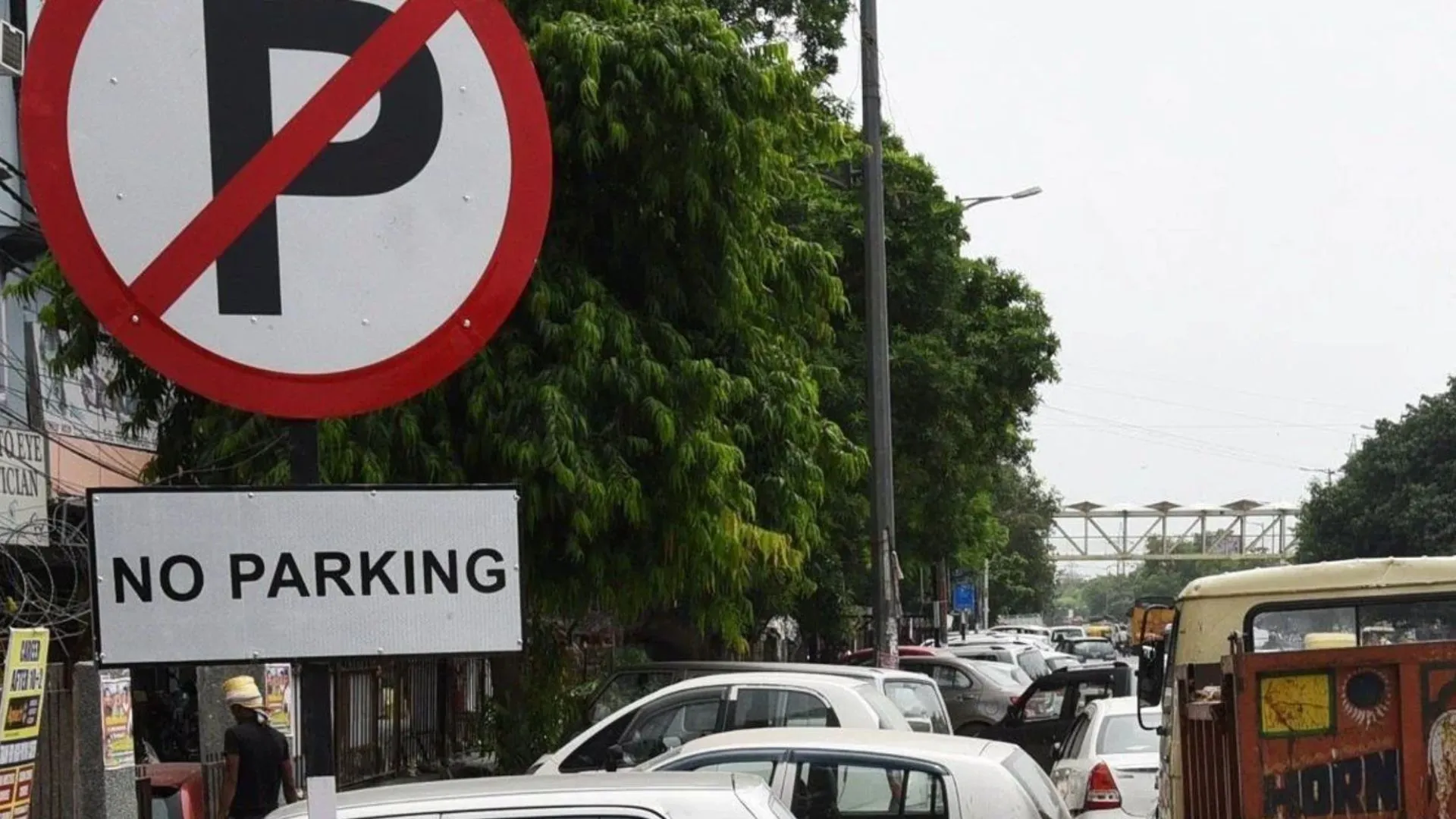 No Parking Zone : हजरतगंज में ही धज्जियां उड़ती दिखीं, जहां लिखा नो पार्किंग वहीं खड़े मिले वाहन