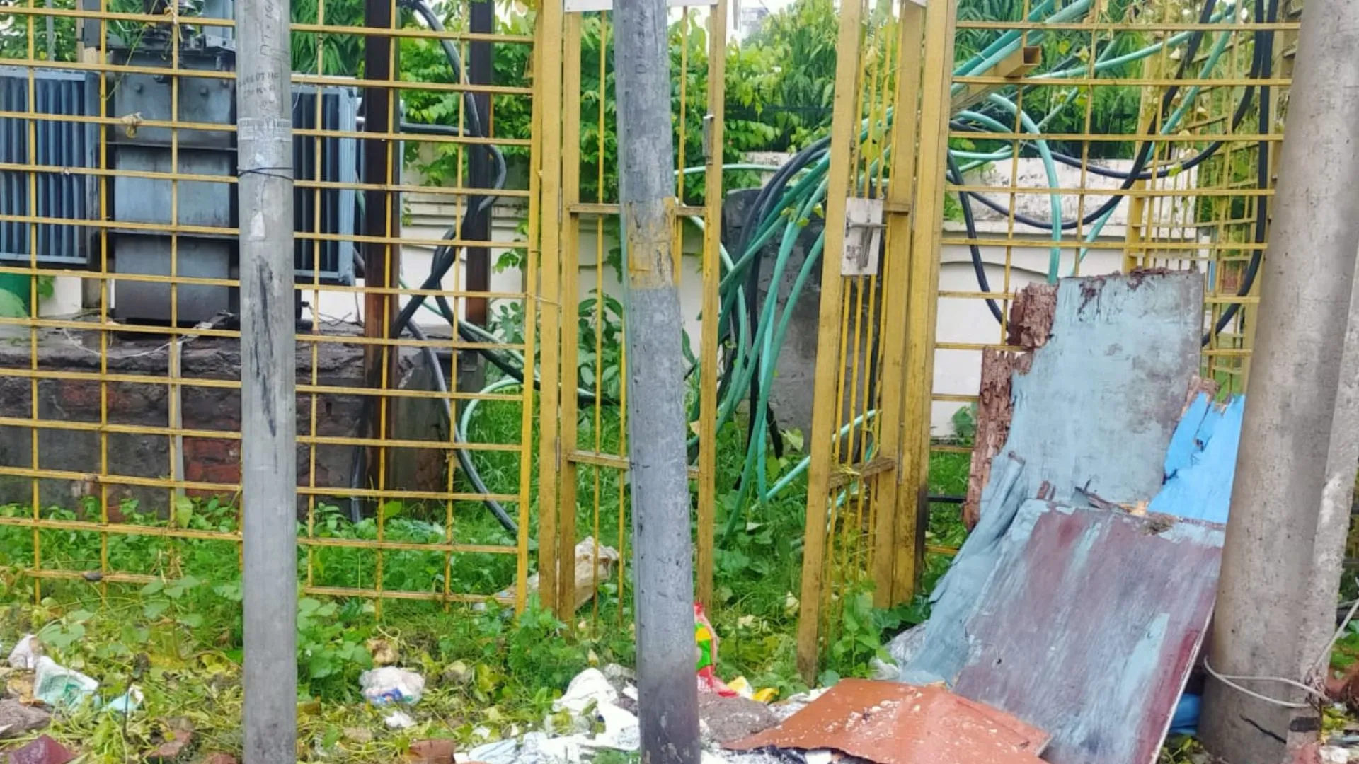 मंत्री की फटकार के बाद भी बारिश में खुले पड़े हैं ट्रांसफार्मर,  संबंधित अधिकारियों को दिए गए सतर्कता बरतने के निर्देश