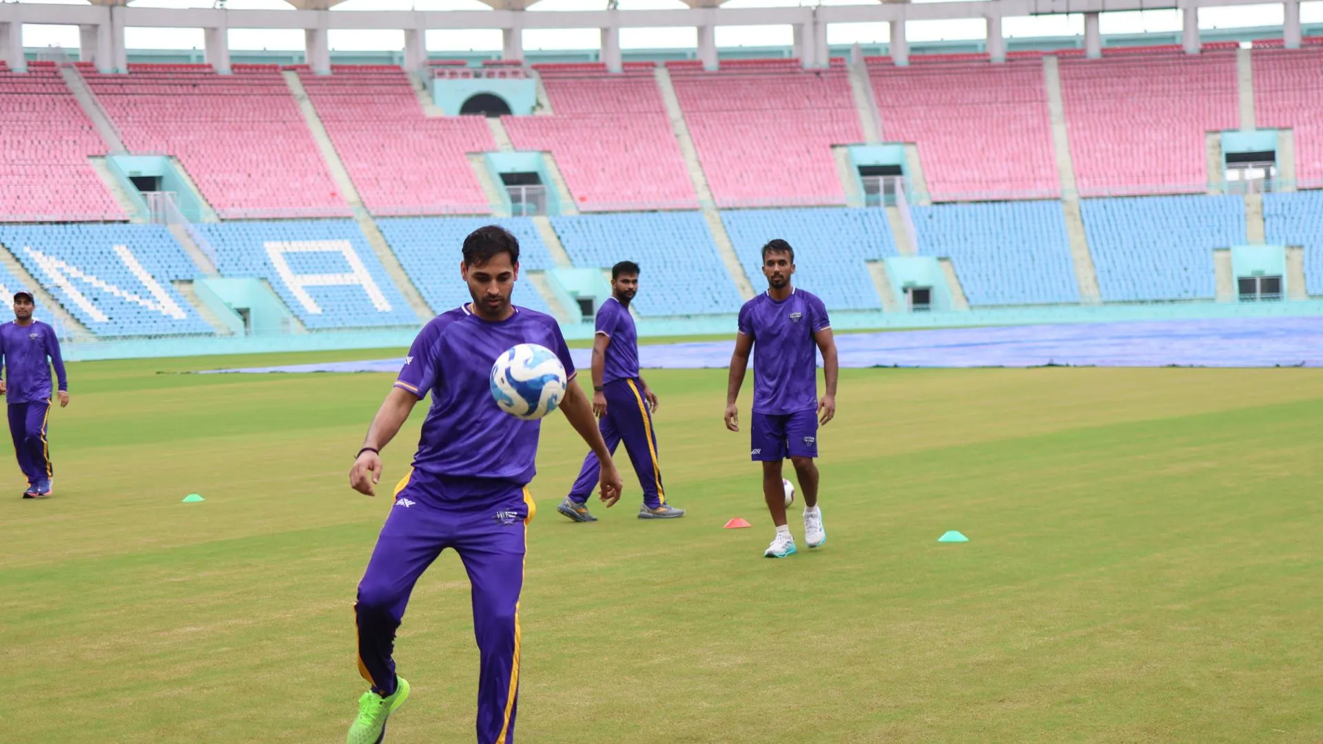 UP T-20 :  प्रैक्टिस करने इकाना पहुंचे फॉल्कंस खिलाड़ी, 55 मिनट तक वार्म अप सेशन में जमकर बहाया पसीना 