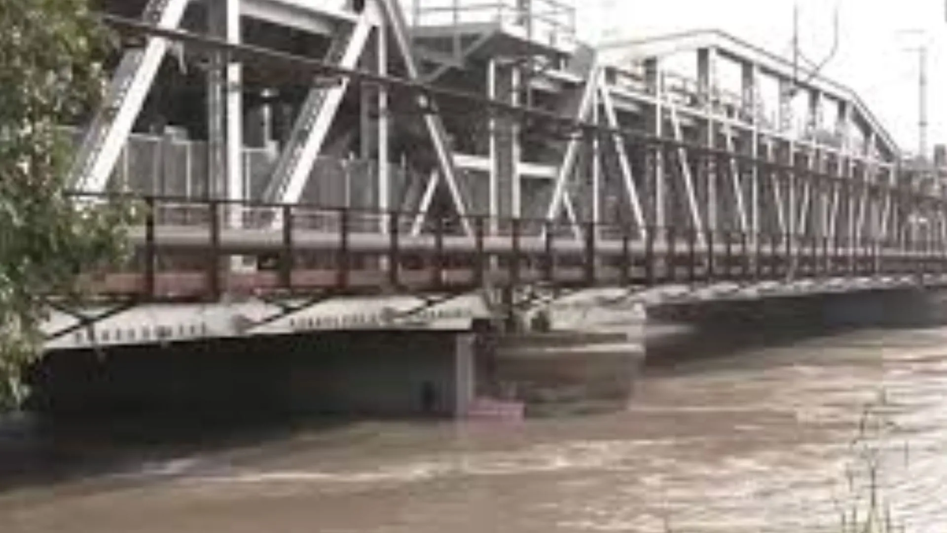 दिल्ली में डरा रहा यमुना का जलस्तर, बैराजों से पानी छोड़े जाने के चलते खतरे के निशान के करीब पहुंचा 