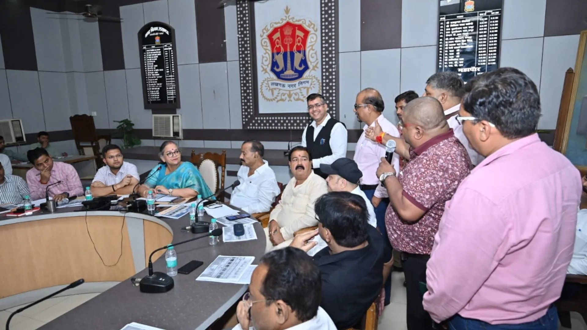 लखनऊ में मेयर ने की समीक्षा बैठक:अधिकारियों को दिए निर्देश, जोन-1 को बनाया जाएगा 'आदर्श'