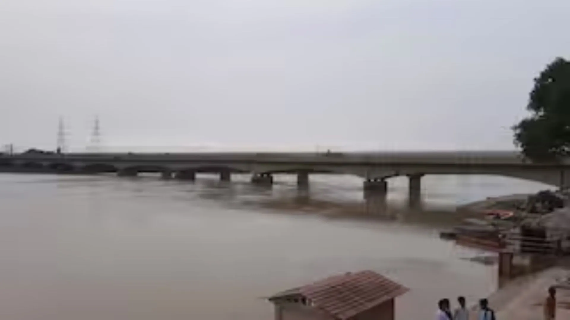 यूपी में बढ़ा नदियों का जलस्तर, लगातार बारिश और नेपाल से छोड़े गए पानी के कारण इन जिलों में उफान पर गंगा, यमुना 