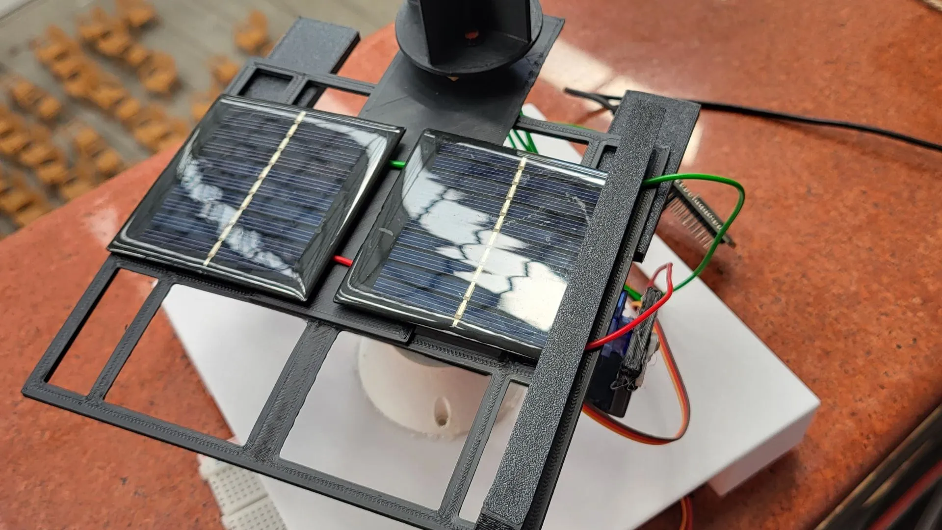 गगनचुंबी इमारतों पर ‘सूर्यमुखी’ दुरुस्त करेगा सोलर सिस्टम, AKTU छात्रों ने बनाया AI युक्त रोबोटिक लाइनमैन