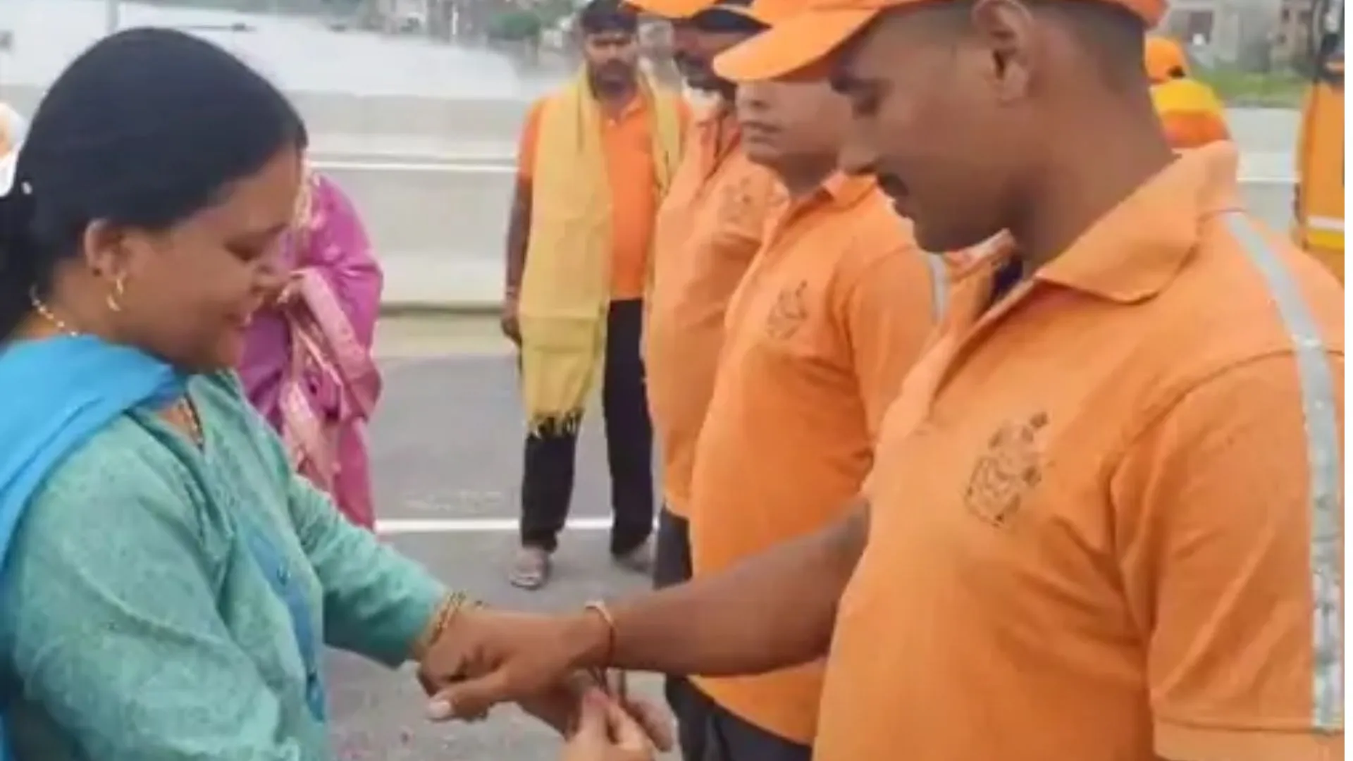 प्रयागराज में SDRF जवानों को महिलाओं ने बांधी राखी, बोलीं- 'लोगों की जान-माल की रक्षा, किसी सगे भाई से कम नहीं'