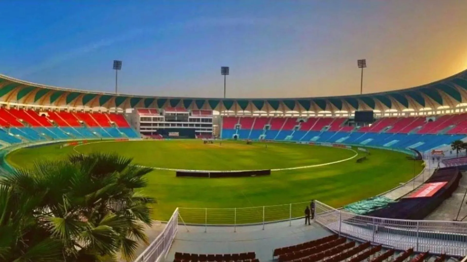 लखनऊ के इकाना में घुसे स्कार्पियों सवारों का हंगामा, टक्कर मारकर गेट तोड़ा, अधिवक्ता समेत दो गिरफ्तार