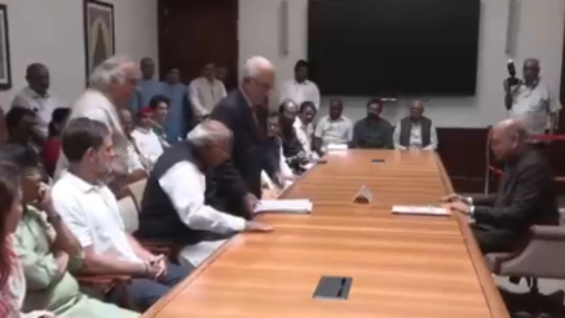 उपराष्ट्रपति पद के लिए विपक्ष के उम्मीदवार बी. सुदर्शन रेड्डी ने किया नामांकन, INDIA गठबंधन के तमाम बड़े नेता मौजूद