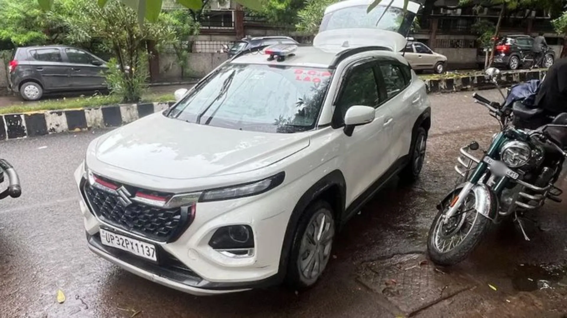 लाल-नीली बत्ती लगी एसयूवी शहर भर में दौड़ा रहे थे छात्र, पुलिस ने गाड़ी का किया चालान मालिक से पूछताछ