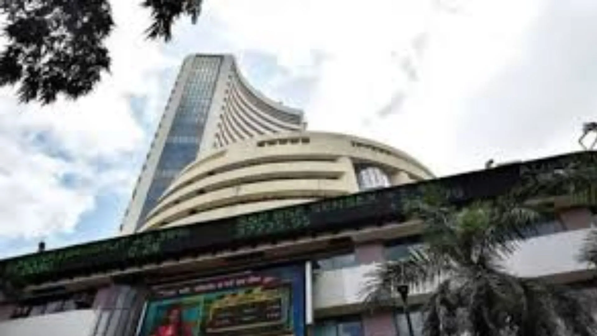 सप्ताह के पहले दिन सकारात्मक बदलाव के साथ खुला बाजार, सेंसेक्स 104 अंक चढ़ा, 24,419 पर निफ्टी 