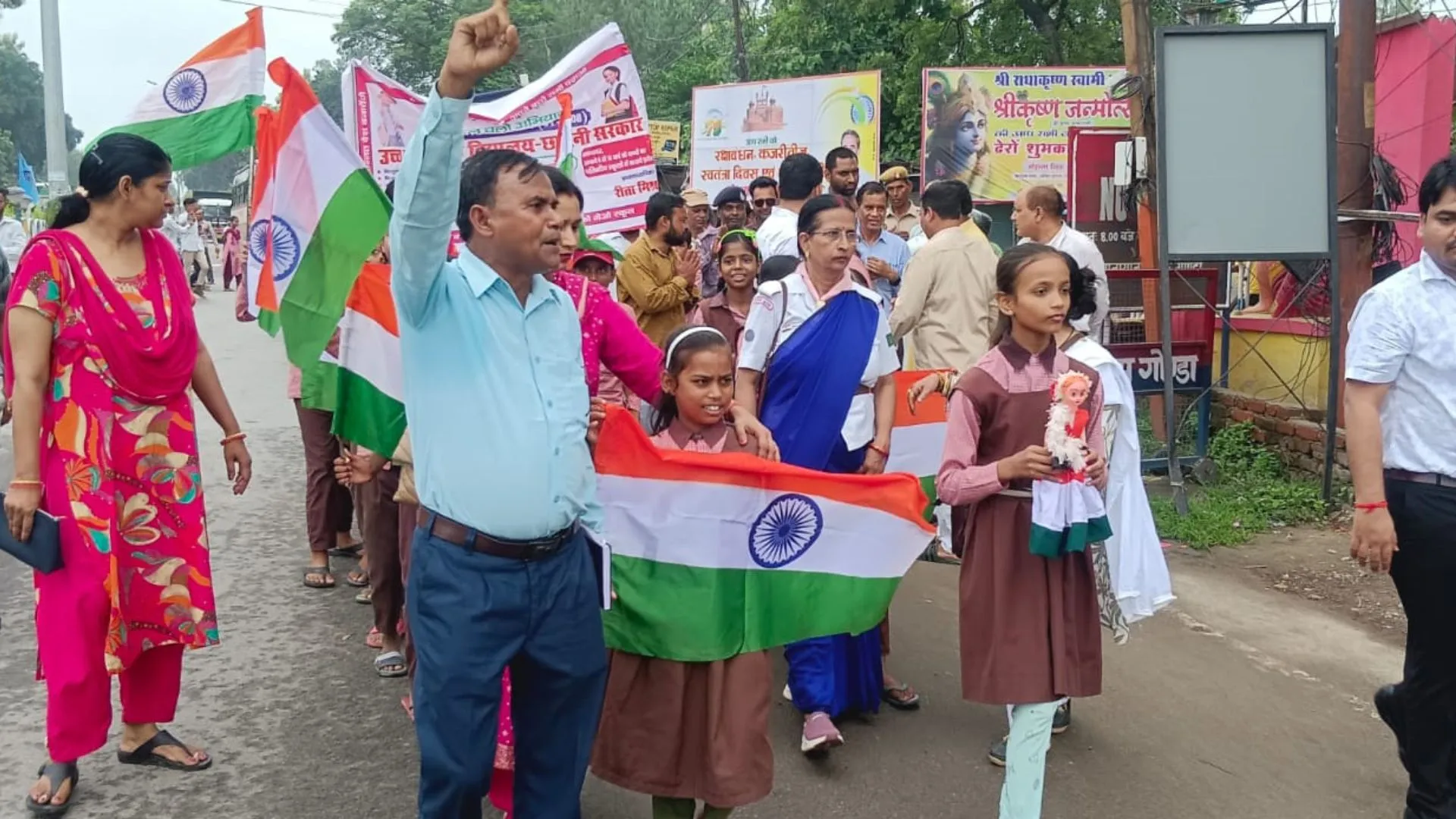 गोंडा में स्कूली बच्चों ने निकाली तिरंगा यात्रा, भारत माता के जयकारों से गूंजा शहर 