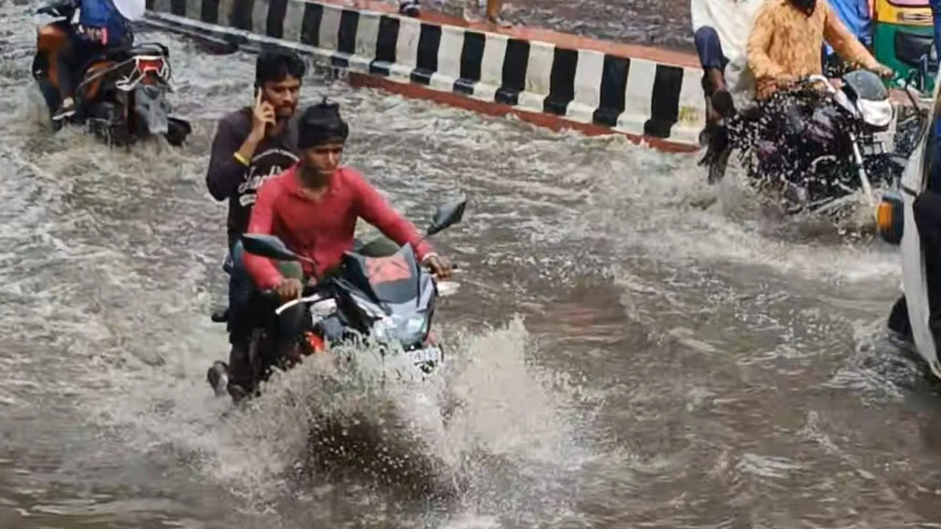  'बारिश से शहर में जलभराव, सड़कें तालाब में तब्दील' नोएडा प्राधिकरण के दावों की खुली पोल 