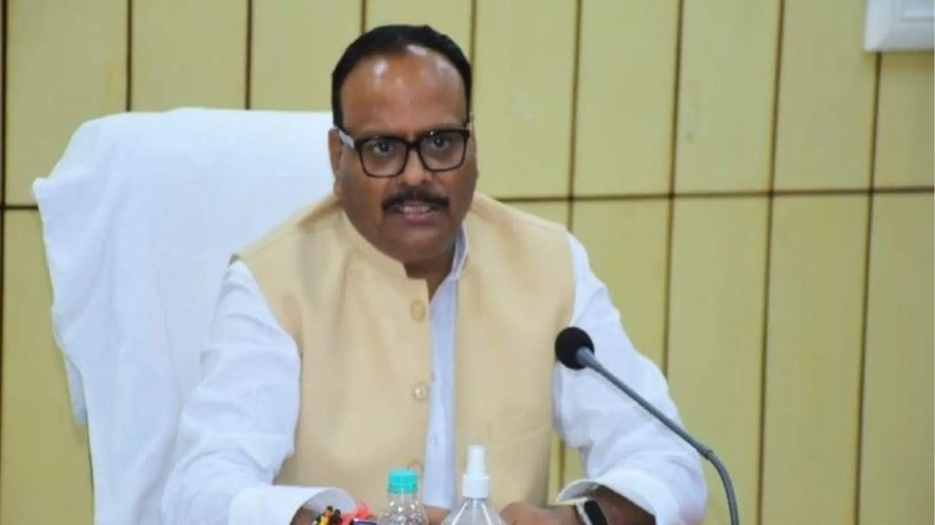 उप मुख्यमंत्री के निर्देश पर प्रमुख सचिव ने जारी किया आदेश ड्यूटी पर नदारद 4 डॉक्टर बर्खास्त, 3 अन्य के खिलाफ कार्रवाई