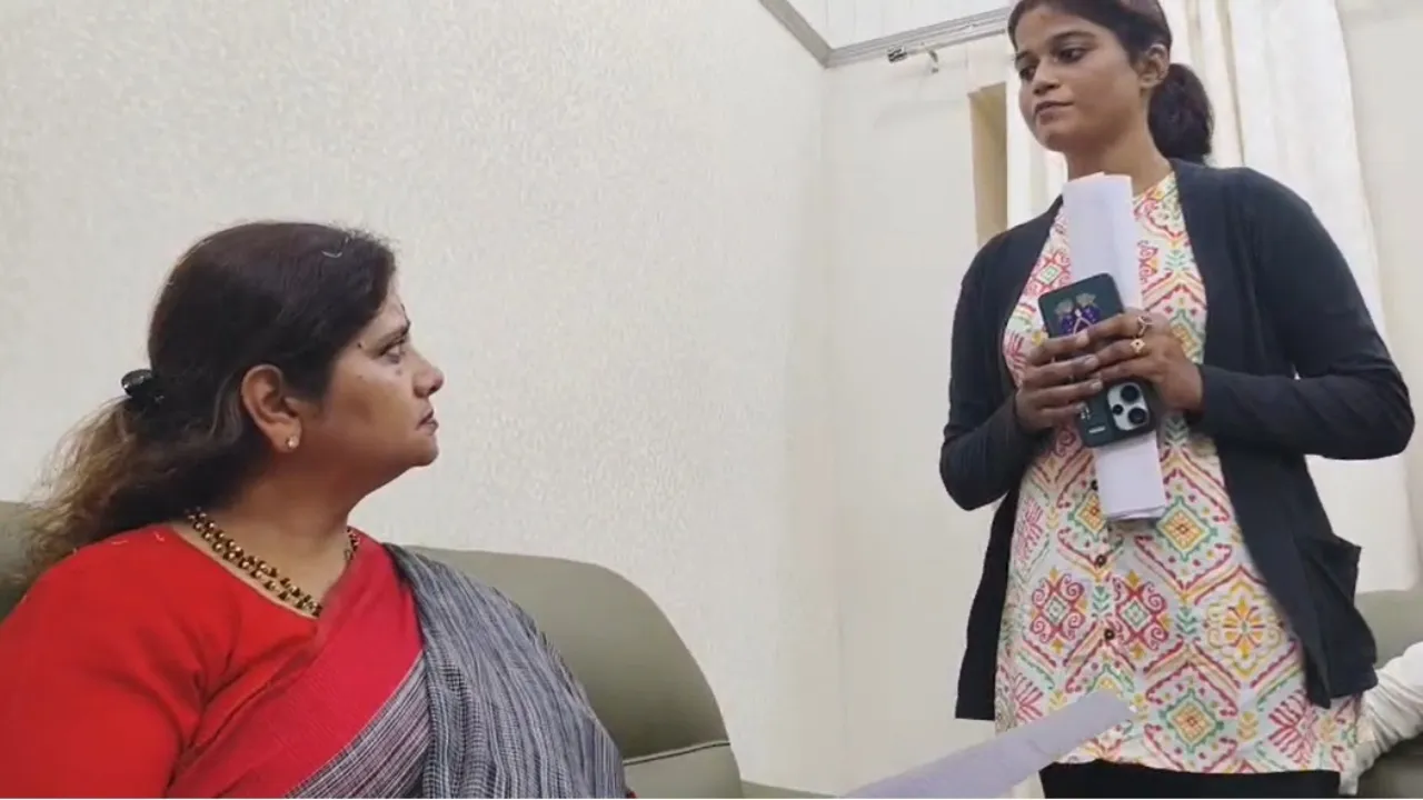 धोखे से छिन रहा सिर से छत का साया, महिला आयोग अध्यक्ष के सामने रोई पीड़िता