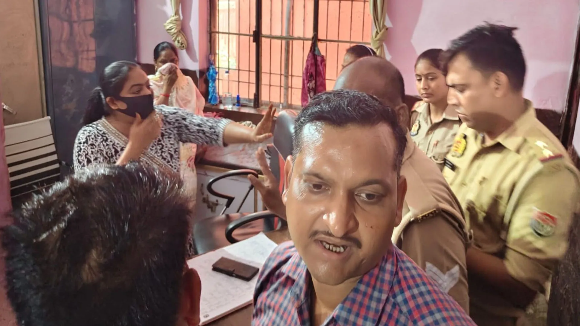 लखीमपुर खीरी : ट्रांसफर के बाद भी ड्यूटी पर डटी नर्स, अधीक्षक को बुलानी पड़ी पुलिस