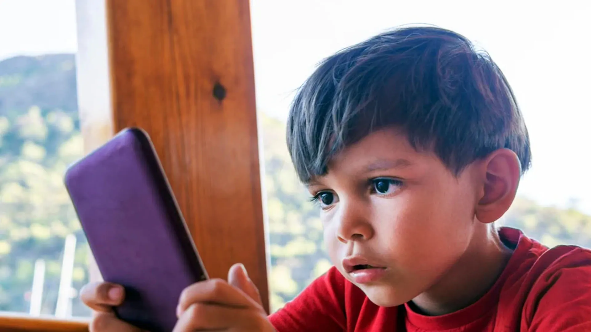 ज्यादा मोबाइल देखने से सूख रहीं आंखें...कम उम्र में बच्चे ड्राई आई सिंड्रोम का शिकार