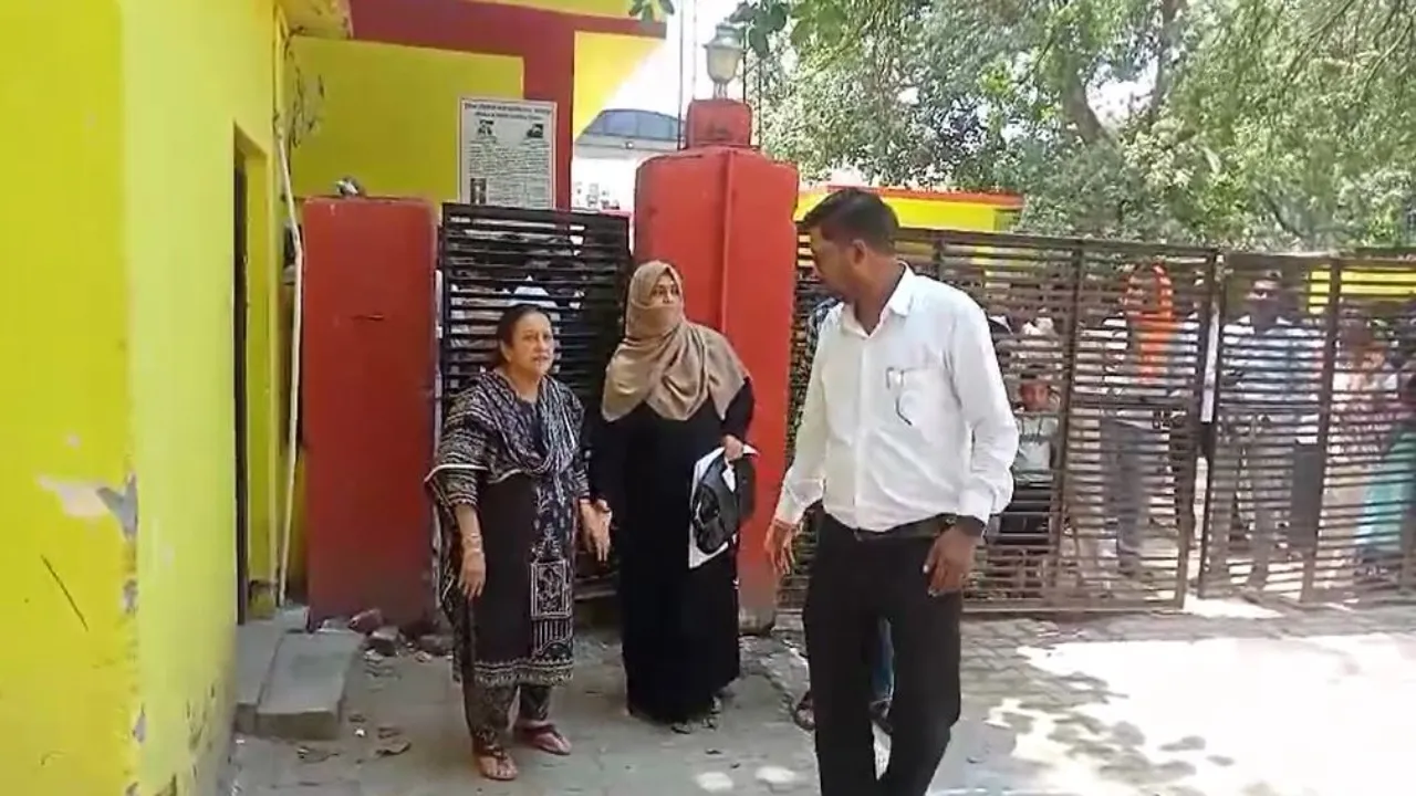 सीतापुर जेल में मुलाक़ात : पत्नी- बेटे ने आज़म ख़ान का हाल जाना, सुरक्षा नियमों के बीच एंट्री