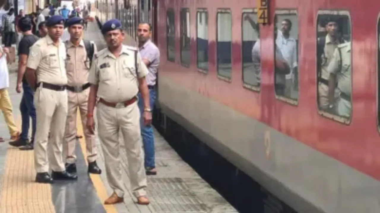 त्योहारों पर ट्रेनों में यात्रियों की सुरक्षा के लिए जीआरपी-आरपीएफ का एंटी डकैती सेल सक्रिय, हाथरस से कानपुर तक बस्तियों पर पैनी नजर